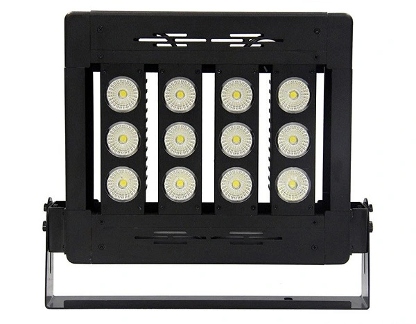 Đèn LED cho sân tennis dạng module tạo nhiều chùm sáng giao thoa gây chói.