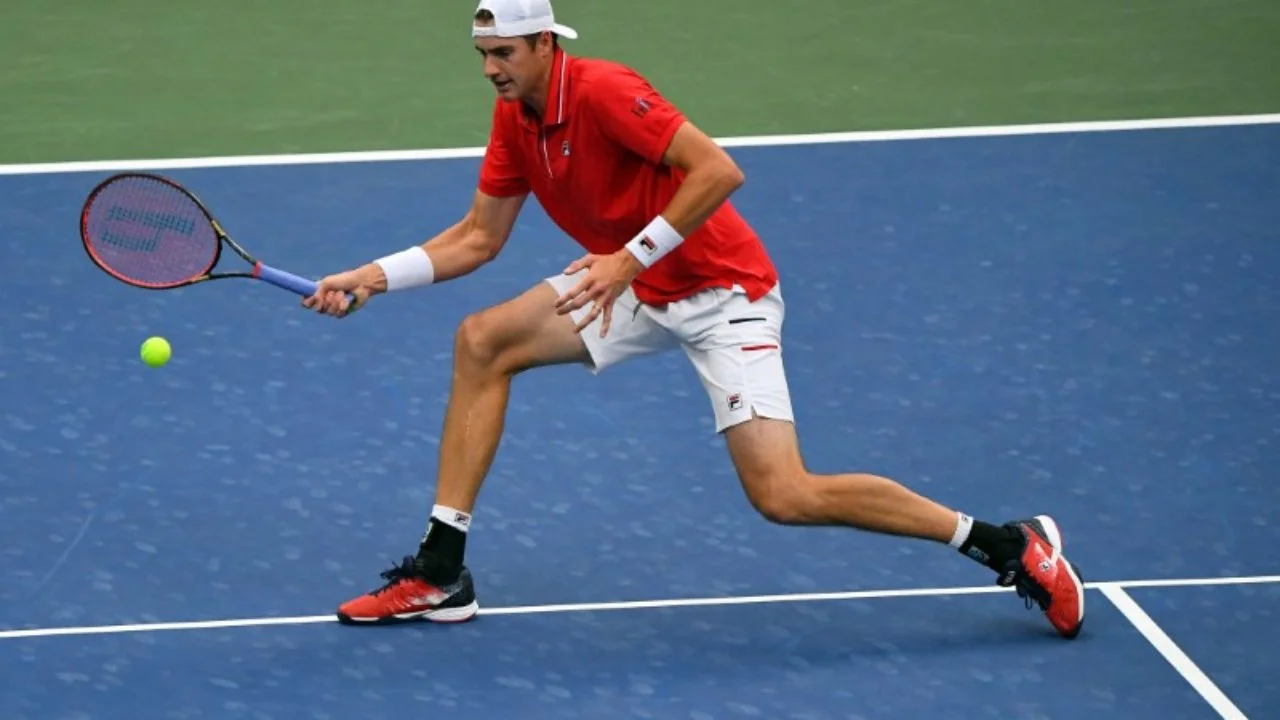 Bí quyết đánh tennis giỏi với cú giao bóng mạnh mẽ như John Isner