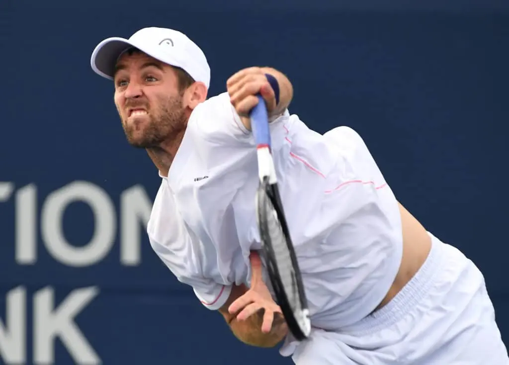 Bí quyết đánh tennis giỏi bằng cách dồn trọng tâm vào chân sau