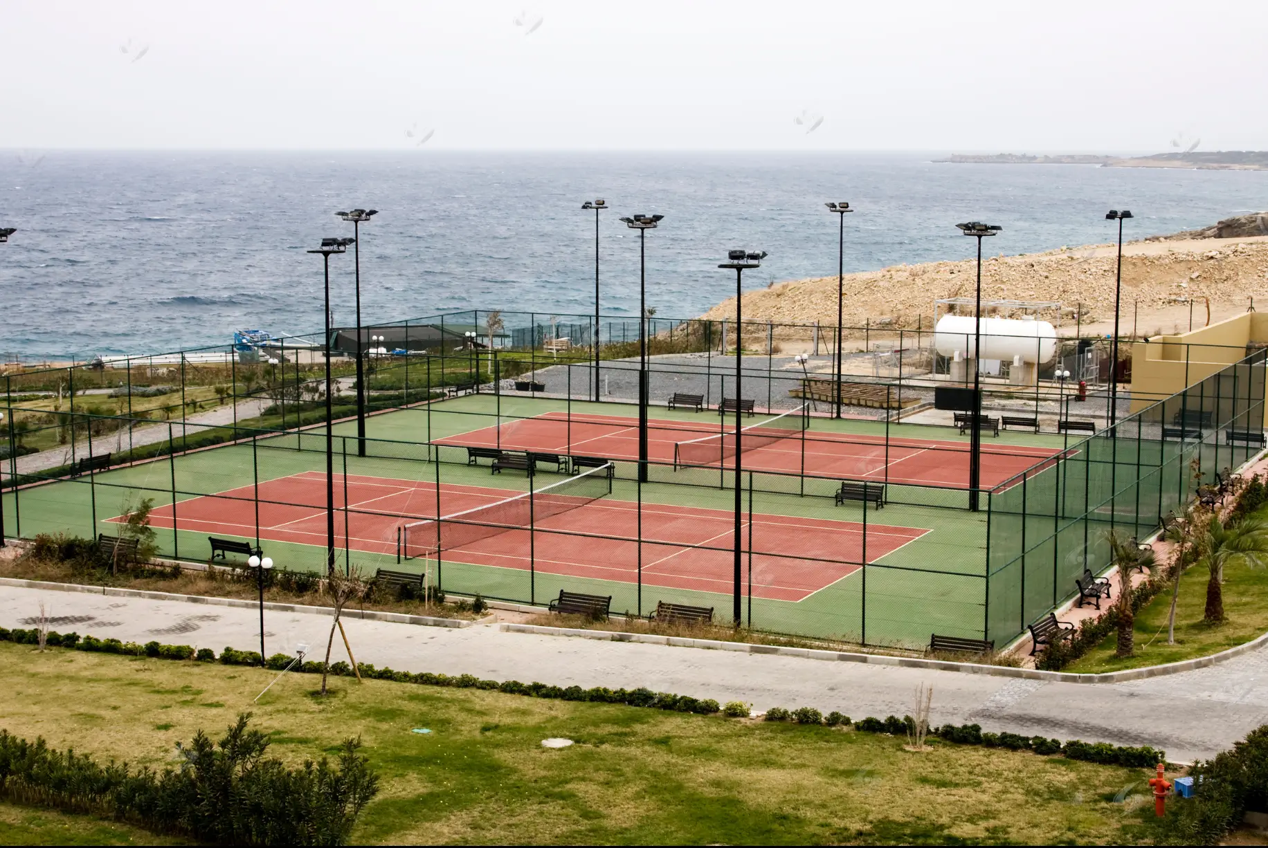 Sân tennis trước khi thay bằng đèn LED 400W sân tennis với cấu trúc cột và độ cao treo đèn cố định theo thiết kế cũ.