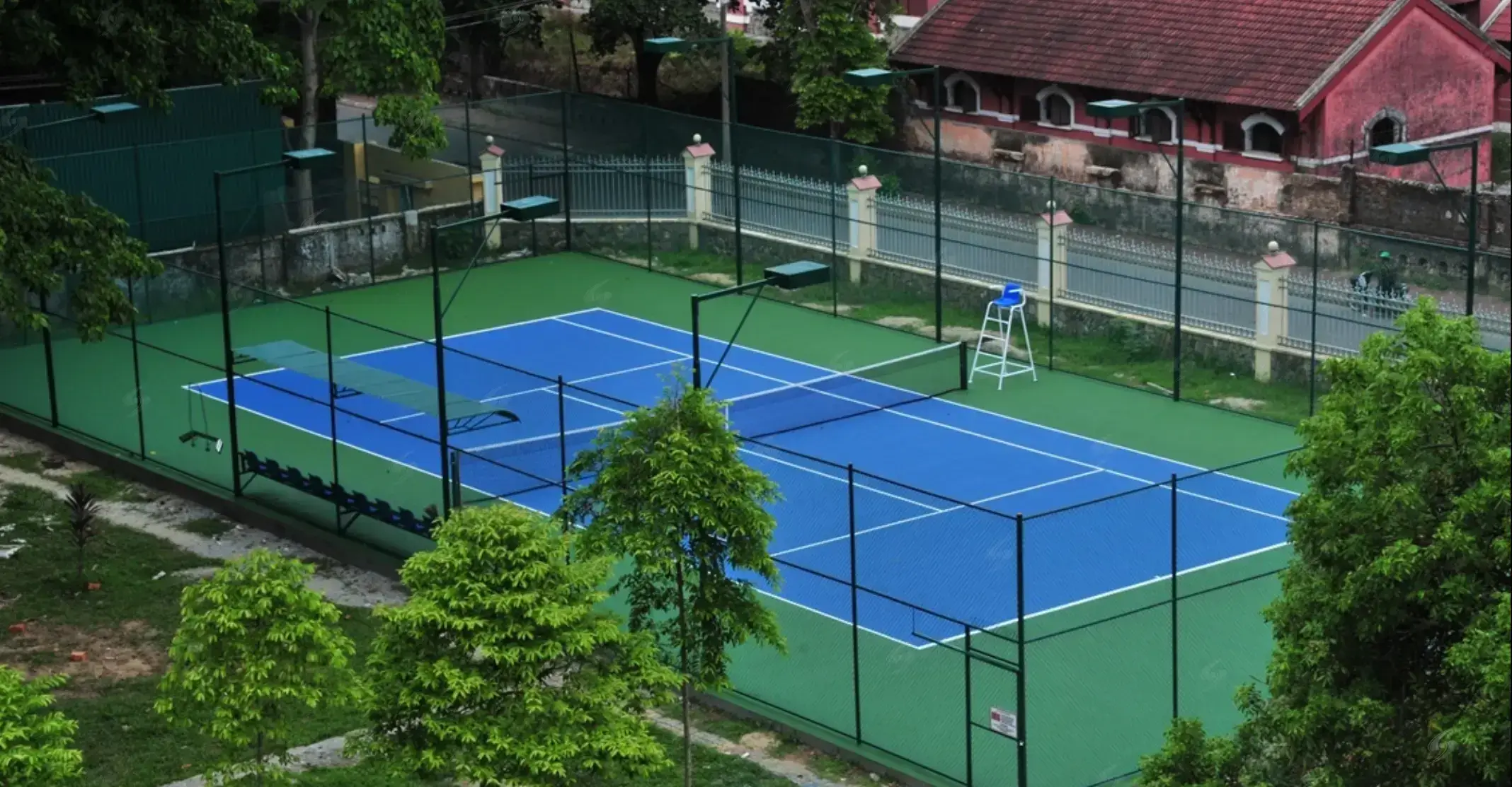 Sân tennis 8 cột đang dùng đèn metal halide và cần thay bằng đèn LED sân tennis.