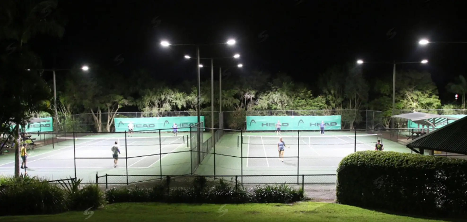 Mặt sân tennis 6 cột sau khi nâng cấp đèn LED sân tennis.